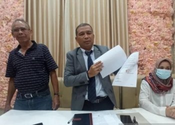 Kuasa Hukum tersangka Suaidi Yahya, Teuku Fakhrial Dani memberikan keterangan saat konferensi pers terkait kasus korupsi PT RS Arun Lhokseumawe di Lhokseumawe, Rabu (24/5/2023). (Foto: Antara/Dedy Syahputra)