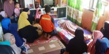 Petugas Basarnas Pos Meulaboh, Aceh Barat, menyerahkan salah satu jasad korban tenggelam di kawasan Pantai Wisata Seunagan, Kabupaten Nagan Raya, Rabu (24/5/2023). (Foto: Antara/HO)