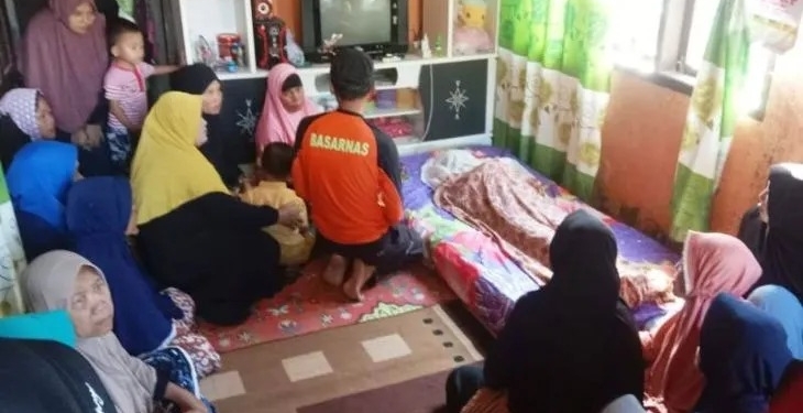 Petugas Basarnas Pos Meulaboh, Aceh Barat, menyerahkan salah satu jasad korban tenggelam di kawasan Pantai Wisata Seunagan, Kabupaten Nagan Raya, Rabu (24/5/2023). (Foto: Antara/HO)
