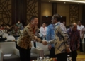 Pj Gubernur Aceh, Achmad Marzuki, tampak bersalaman dengan Menko Polhukam Mahfud MD pada Rakordal Pengelolaan Batas Wilayah Negara dan Kawasan Perbatasan Tahun 2023, di Jakarta Utara. (Foto: Alibi/Dok. Humas BPPA)