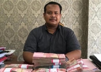 Kepala Seksi Pidana Khusus Kejari Lhokseumawe Saifuddin memperlihatkan uang sebesar Rp483,4 juta hasil sitaan terkait kasus korupsi PT RS Arun Lhokseumawe, Kamis (25/5/2023). (Foto: Antara/HO-Humas Kejari Lhokseumawe)