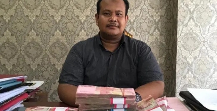 Kepala Seksi Pidana Khusus Kejari Lhokseumawe Saifuddin memperlihatkan uang sebesar Rp483,4 juta hasil sitaan terkait kasus korupsi PT RS Arun Lhokseumawe, Kamis (25/5/2023). (Foto: Antara/HO-Humas Kejari Lhokseumawe)