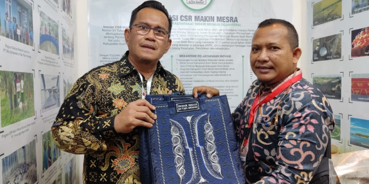 Kepala Bappeda Provinsi Aceh Teuku Ahmad Dadek (kiri) memperlihatkan produk binaan CSR PT Mifa Bersaudara. (Foto untuk Alibi)