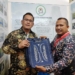 Kepala Bappeda Provinsi Aceh Teuku Ahmad Dadek (kiri) memperlihatkan produk binaan CSR PT Mifa Bersaudara. (Foto untuk Alibi)