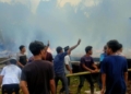 Petugas dan warga padamkan api yang membakar lima rumah warga di Desa Pemuka, Kecamatan Singkil, Kabupaten Aceh Singkil. (Foto: Alibi/Dok. BPBA)