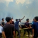 Petugas dan warga padamkan api yang membakar lima rumah warga di Desa Pemuka, Kecamatan Singkil, Kabupaten Aceh Singkil. (Foto: Alibi/Dok. BPBA)