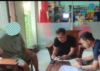 Petugas Imigrasi Ngurah Rai, Bali, mendata dua warga negara Denmark karena berbuat aksi tak senonoh. (Foto: Antara/HO-Imigrasi Ngurah Rai Bali)