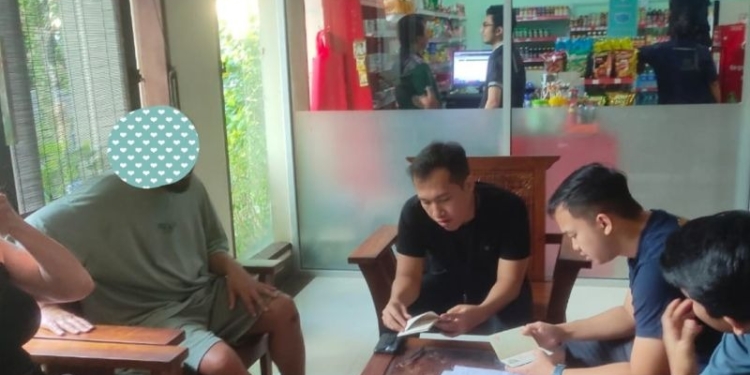 Petugas Imigrasi Ngurah Rai, Bali, mendata dua warga negara Denmark karena berbuat aksi tak senonoh. (Foto: Antara/HO-Imigrasi Ngurah Rai Bali)