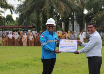 PT Mifa serahkan bantuan CSR berupa sarana penunjang sekolah kepada beberapa sekolah di Aceh Barat. (Foto untuk Alibi)