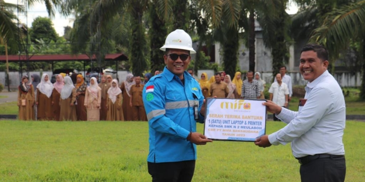 PT Mifa serahkan bantuan CSR berupa sarana penunjang sekolah kepada beberapa sekolah di Aceh Barat. (Foto untuk Alibi)