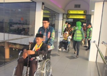 Tim PKP3JH melakukan membantu para jemaah haji yang butuh penangan krisis. (Foto: Alibi/Dok. Kemenag RI)