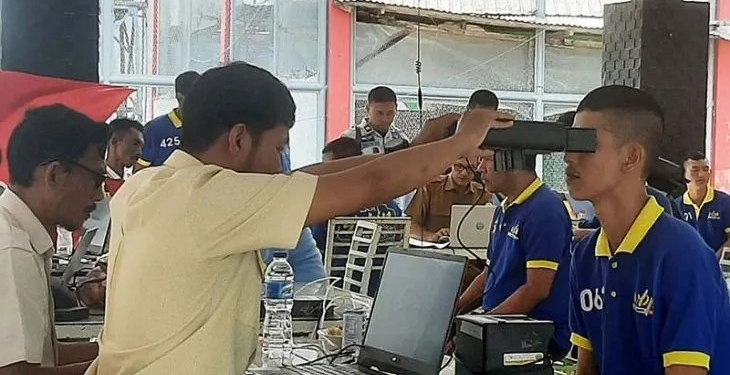 Warga binaan jalani pemeriksaan biometrik mata untuk keperluan data kependudukan di Lapas Kelas IIA Banda Aceh di Aceh Besar, Senin (29/5/2023). (Foto: Antara/M Haris SA)