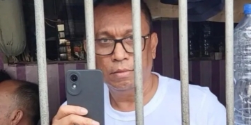 Tersangka kasus dugaan korupsi PT Rumah Sakit (RS) Arun Lhokseumawe, Hariadi memperlihatkan handphone saat berada dalam sel di Lembaga Pemasyarakatan (Lapas) IIB Lhoksukon, Aceh Utara, Selasa (30/5/2023). (Foto: Antara/Try Vanny)