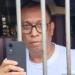Tersangka kasus dugaan korupsi PT Rumah Sakit (RS) Arun Lhokseumawe, Hariadi memperlihatkan handphone saat berada dalam sel di Lembaga Pemasyarakatan (Lapas) IIB Lhoksukon, Aceh Utara, Selasa (30/5/2023). (Foto: Antara/Try Vanny)