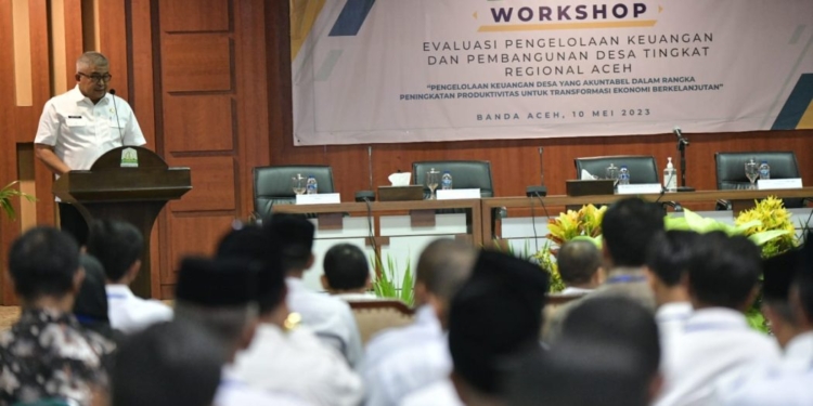 Sekretaris Daerah Aceh, Bustami, saat membuka workshop evaluasi pengelolaan keuangan dan pembangunan desa tingkat regional Aceh, Rabu (10/5/2023). (Foto: Alibi/Dok. Humas Pemerintah Aceh)