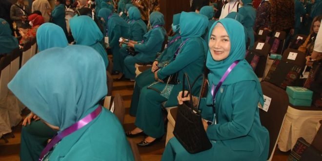 Penjabat Ketua Tim PKK Aceh, Ny. Ayu Marzuki, saat mengikuti peringatan puncak HKG PKK ke-51 Tingkat Nasional di Medan, Rabu (17/5/2023). (Foto: Alibi/Dok. Humas Pemerintah Aceh)
