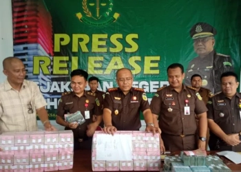 Kajari Lhokseumawe Lalu Syaifuddin bersama pihak terkait memperlihatkan uang pengembalian dana kasus korupsi PT RS Arun Lhokseumawe di halaman kantor kejaksaan setempat, Senin (15/5/2023). (Foto: Antara/Dedy Syahputra)