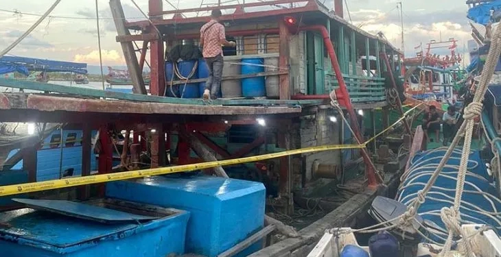 Kapal penangkap ikan diduga menggunakan pukat trawl diamankan di PSDKP Lampulo, Banda Aceh, Jumat (26/5/2023). (Foto: Antara/HO/Dok PSDKP Lampulo)