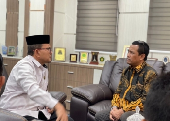 Kakanwil Kemenag Aceh (kiri) dengan Kepala Biro Hukum dan Hubungan Luar Negeri Kemenag RI Ahmad Bahiej bahas masjid di daerah Pelanggaran HAM Berat di Aceh. (Foto: Alibi/Dok. Humas Kemenag Aceh)