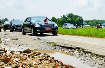 Presiden Joko Widodo meninjau Jalan Terusan Ryacudu di Kabupaten Lampung Selatan, Jumat (5/5/2023). (Foto: Arsip foto Biropers Setpres)