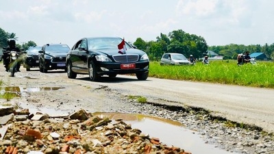 Presiden Joko Widodo meninjau Jalan Terusan Ryacudu di Kabupaten Lampung Selatan, Jumat (5/5/2023). (Foto: Arsip foto Biropers Setpres)