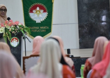 Ketua DWP Aceh, Mellani Subarni, membuka seminar literasi keluarga, Selasa (30/5/2023). (Foto: Alibi/Dok. Humas Pemerintah Aceh)