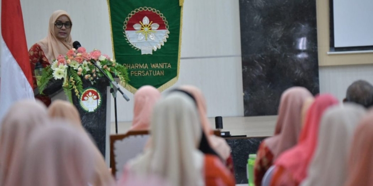 Ketua DWP Aceh, Mellani Subarni, membuka seminar literasi keluarga, Selasa (30/5/2023). (Foto: Alibi/Dok. Humas Pemerintah Aceh)