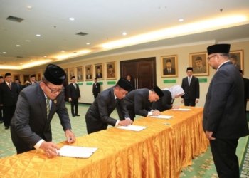 Pelantikan Kepala Kantor Wilayah Kementerian Agama Provinsi Aceh, Azhari (kiri). (Foto: Alibi/Dok. Kemenag Aceh)