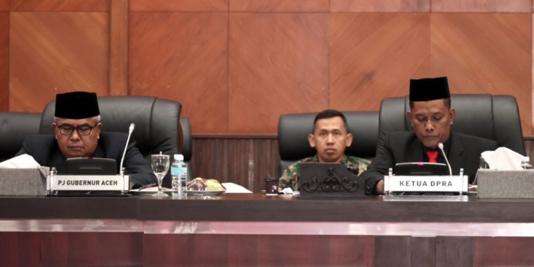 Sekda Aceh Bustami, mewakili Pj Gubernur Aceh Achmad Marzuki, menghadiri Sidang Paripurna DPRA penyampaian pertanggungjawaban pelaksanaan APBA 2022, di Gedung DPRA, Banda Aceh, Jumat (26/5/2023). (Foto: Alibi/Dok. Humas Pemerintah Aceh)