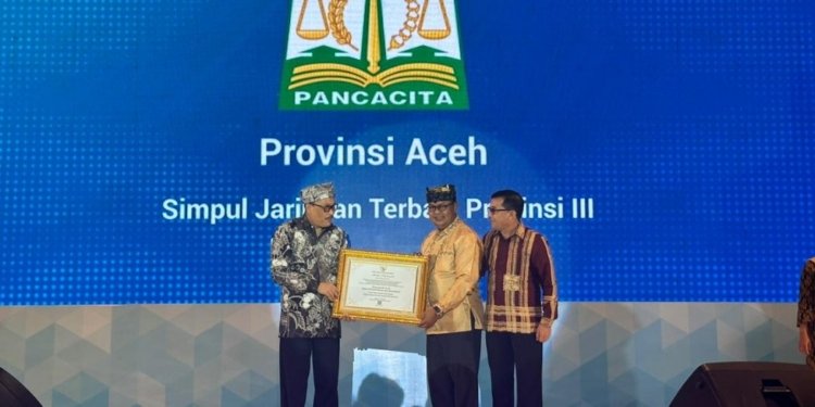 Kepala Dinas Perpustakaan dan Kearsipan Aceh, Edi Yandra saat menerima Anugerah Simpul Jaringan Terbaik Nasional 2023. (Foto: Alibi/Dok. Humas Pemerintah Aceh)