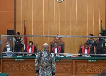 Irjen Teddy Minahasa Putra sedang menerima putusan hukum dari Hakim Ketua Jon Sarman Saragih di Pengadilan Negeri Jakarta Barat pada Selasa (9/5/2023). (Foto: Antara/Risky Syukur)