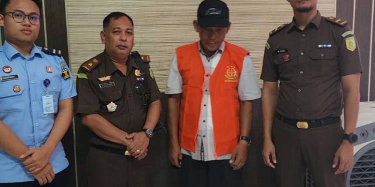 Jaksa mengeksekusi terpidana korupsi pembangunan jalan di Kabupaten Simeulue ke Lapas Kelas III Lhoknga di Aceh Besar, Rabu (3/5/2023). (Foto: Antara/HO-Kejari Simeulue)