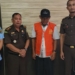 Jaksa mengeksekusi terpidana korupsi pembangunan jalan di Kabupaten Simeulue ke Lapas Kelas III Lhoknga di Aceh Besar, Rabu (3/5/2023). (Foto: Antara/HO-Kejari Simeulue)
