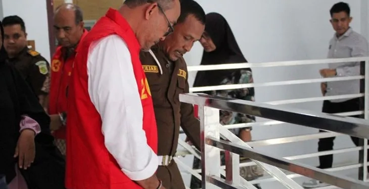 Petugas Kejari Aceh Selatan menggiring tersangka korupsi bantuan operasional keluarga di Tapaktuan, Kabupaten Aceh Selatan, Kamis (25/5/2023). (Foto: Antara/HO)