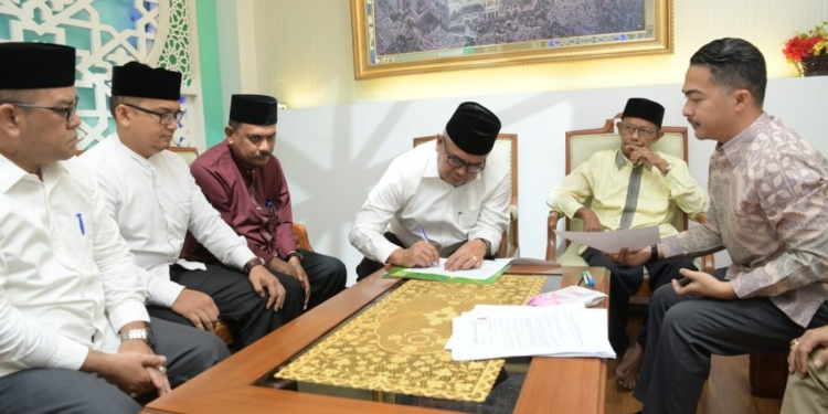 Sekretaris Daerah Aceh, Bustami, saat menandatangani akta pendirian Yayasan Waqaf Masjid Raya Baiturrahman Aceh, di Masjid Raya Baiturrahman, Banda Aceh, Jumat (26/5/2023). (Foto: Alibi/Dok. Humas Pemerintah Aceh)