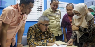 Sekretaris Daerah Aceh, Bustami, bersama Komisi V DPR Aceh memantau pelayanan kesehatan di RSUDZA, Banda Aceh, Kamis (8/6/2023). (Foto: Alibi/Dok. Humas Pemerintah Aceh)