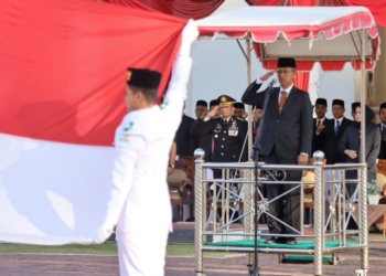 Asisten Administrasi Umum Sekda Aceh, Iskandar, saat menjadi Inspektur Upacara Peringatan Hari Lahir Pancasila di Halaman Kantor Gubernur Aceh, Kamis (1/6/2023). (Foto: Alibi/Dok. Humas Pemerintah Aceh)