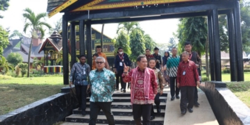 Sekda Aceh, Bustami, bersama Dirjen Politik dan Pemerintahan Umum Kemendagri RI, Bahtiar, serta perwakilan duta besar negara sahabat, mengunjungi Anjungan Aceh di Taman Mini Indonesia Indah (TMII) Jakarta, Kamis (1/6/2023). (Foto: Alibi/Dok. Humas BPPA)