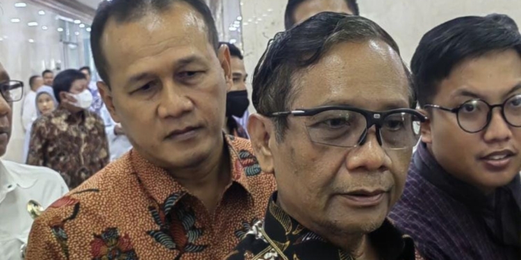 Menkopolhukam Mahfud MD usai rapat kerja bersama Komisi I DPR di Kompleks Parlemen Senayan, Jakarta, Senin (5/6/2023). (Foto: Antara/Melalusa Susthira K)