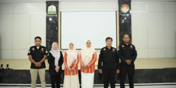Ketua DWP Aceh, Mellani Subarni foto bersama pada kegiatan Sosialisasi dan Praktek Bantuan Hidup Dasar, bersama Public Safety Center (PSC) Aceh, di Aula DWP Aceh, Banda Aceh, Senin (5/6/2023). (Foto: Alibi/Dok. Humas Pemerintah Aceh)