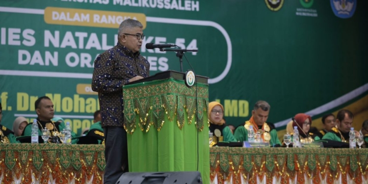 Sekda Aceh, Bustami, menyampaikan sambutan saat menghadiri Dies Natalis Universitas Malikussaleh ke-54, di Kota Lhokseumawe, Senin (12/6/2023). (Foto: Alibi/Dok. Humas Pemerintah Aceh)