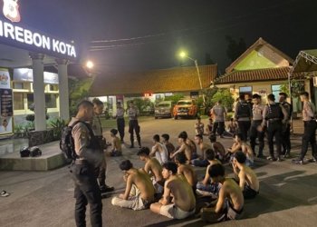 Petugas saat menggelandang 24 orang remaja yang melakukan aksi tawuran di Cirebon, Jawa Barat, Sabtu (17/6/2023). (Foto: Antara/Ho-Humas Polres Cirebon Kota)