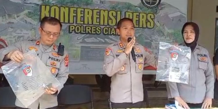 Kepala Kepolisian Resor Ciamis AKBP Tony Prasetyo Yudhangkoro menunjukkan barang bukti praktik judi sabung ayam di Markas Polres Ciamis, Jawa Barat, Minggu (18/6/2023). (Foto: Antara/HO-Pokja Polres Ciamis)