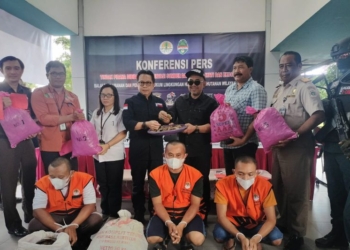 Kementerian Lingkungan Hidup dan Kehutanan (KLHK) menangkap tiga tersangka terkait peredaran dan perdagangan sisik tringgiling sebesar 57 kilogram di Kalimantan Barat. (Foto: Antara/HO-Kementerian LHK)