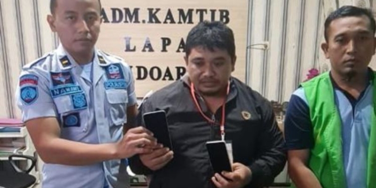 Petugas Lapas Sidoarjo bersama pelaku penyelundupan telepon seluler ke dalam lapas setempat, Kamis (15/6/2023). (Foto: Antara/HO-Kanwilkumham Jatim)
