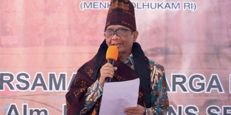Menko Polhukam Mahfud MD saat berdialog dengan masyarakat di Maumere, Kabupaten Sikka, NTT. (Foto: Antara/Ho)