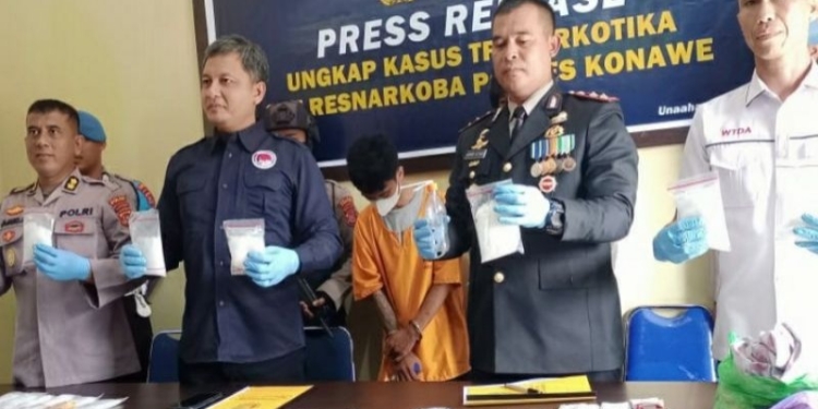 Direktur Reserse Narkoba Polda Sultra Kombes Pol Bambang Tjahjo Bawono di Konawe, Jumat (2/5/2023). (Foto: Antara/Harianto)