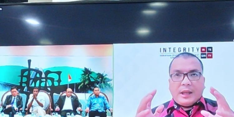 Mantan wamenkumham Denny Indrayana (kanan) melalui sambungan virtual dalam Forum Legislasi dengan tema "Mencermati Putusan MK" di Kompleks Parlemen, Senayan, Jakarta, Selasa (30/5/2023). (Foto: Antara/HO-KWP)