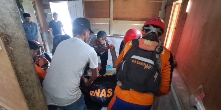 Tim Basarnas Banda Aceh melakukan evakuasi terhadap jenazah Faliya Anta Khalifin (20) yang tenggelam di Sungai Gampong Seuot Baroh, Aceh Besar. (Foto: Alibi/Dok. Basarnas Banda Aceh)