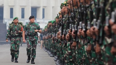 Panglima TNI Laksamana TNI Yudo Margono (kedua kiri) saat menginspeksi barisan prajurit. (Foto: Antara/Didik Suhartono)